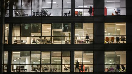 Immeubles de bureaux parisiens de nuit (LUC NOBOUT / MAXPPP)