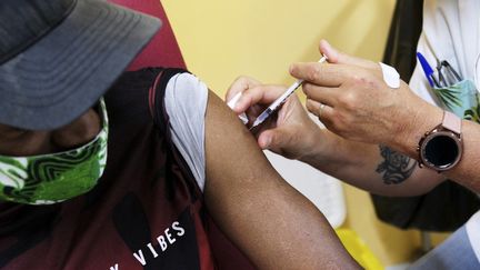 Un homme reçoit une dose du vaccin de Pfizer contre le Covid-19 à Nouméa (Nouvelle-Calédonie), le 7 septembre 2021. (THEO ROUBY / AFP)