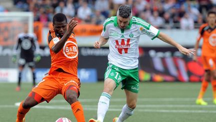 Diallo (Lorient) tente de stopper Lemoine (Saint-Etienne) (FRED TANNEAU / AFP)