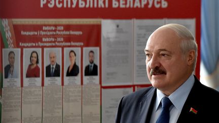 Le président de la Biélorussie, Alexandre Loukachenko, dans un bureau de vote à Minsk, le 9 août 2020. (REUTERS)