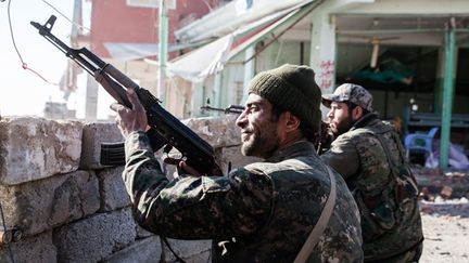 &nbsp; (Un sniper kurde se bat contre les djihadistes de l'Etat islamique à Sinjar en Irak en décembre dernier © MaxPPP)