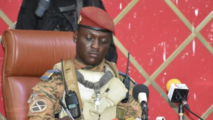 Le capitaine Ibrahim Traoré, nouveau chef de la junte du Burkina Faso, participant à une réunion à Ouagadougou, le 2 octobre 2022. (AFP)
