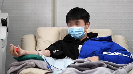 Un patient guéri du coronavirus Covid-19 donne son sang, le 17 février 2020, à&nbsp;Chongqing (Chine).&nbsp; (TANG YI / XINHUA / REUTERS)