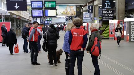 Des employés aident les usagers de la gare Montparnasse, le 8 avril 2018 à Paris. (THOMAS SAMSON / AFP)