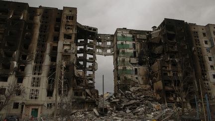 Un immeuble détruit&nbsp;à Borodyanka, près de Kiev, en Ukraine, le 5 avril 2022. (OLEG PEREVERZEV / NURPHOTO / AFP)