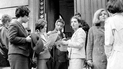 &nbsp; (Après l'épreuve de philo, devant le lycée St-Louis à Paris dans les années 60 © Universal Photo/Sipa)