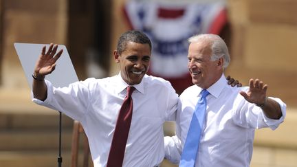 Barack Obama et Joe Biden lors d'un meeting de campagne à Springfield, dans l'Illinois, le 23 août 2008. (EMMANUEL DUNAND / AFP)