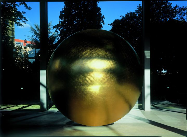 James Lee Byars, The Monument to Language , 1995, Bronze poli et doré à la feuille d'or, Diam. 300 cm, vue de l'exposition James Lee Byars, The Monument to Language-The Diamond Floor, Fondation Cartier pour l'art contemporain, Paris, 1995
 (Estate of James Lee Byars Photo © Florian Kleinefenn)