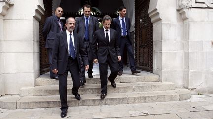 L'ancien pr&eacute;sident Nicolas Sarkozy (2e &agrave; D) sort de la grande mosqu&eacute;e de Paris, le 7 octobre 2013. (THOMAS SAMSON / AFP)