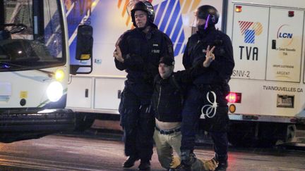 L'un des 84 manifestants arr&ecirc;t&eacute;s &agrave; Qu&eacute;bec (Canada) le 28 mai 2012. (FRANCIS VACHON / AFP)