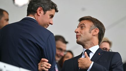 Gabriel Attal et Emmanuel Macron lors de la cérémonie d'ouverture des Jeux olympiques de Paris, le 26 juillet 2024 (FABRICE COFFRINI / AFP)