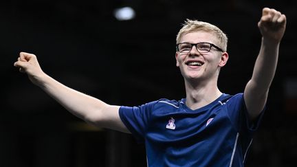 Felix Lebrun, heureux de sa victoire contre Hugo Calderano pour la médaille de bronze des Jeux olympiques de Paris le 4 août 2024. (WANG ZHAO / AFP)