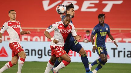 Sidibé (Monaco) et Paqueta (Lyon) à la lutte&nbsp; (VALERY HACHE / AFP)