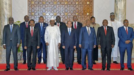 Photo distribuée par la présidence égyptienne montrant le président Abdel Fattah al-Sissi (C) accueillant les dirigeants africains au Caire pour des pourparlers au sommet sur les bouleversements au Soudan et en Libye. (HANDOUT / EGYPTIAN PRESIDENCY)