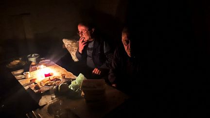 Des habitants de Stepanakert, capitale du Haut-Karabakh, cloîtrés sans électricité, le 5 octobre 2020. (CLAUDE BRUILLOT / ESP - REDA INTERNATIONALE)