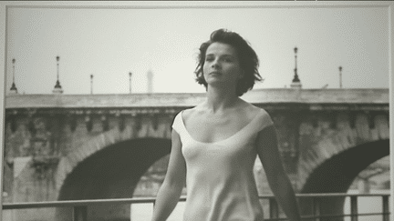 Juliette Binoche photographiée par Robert Doisneau 
 (capture d&#039;écran France 3)