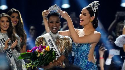 Zozibini Tunzi, Miss Univers 2019, le 8 décembre 2019 à Atlanta (Etats-Unis). (ELIJAH NOUVELAGE / REUTERS)