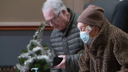 Pour accélérer la campagne de vaccination anti-Covid chez les plus vulnérables, La Poste donne un coup de pouce. Ainsi en ce moment, quand vous allez chercher un colis, vous pouvez en même temps vous faire vacciner. Exemple à Douai dans le Nord. (France 3)