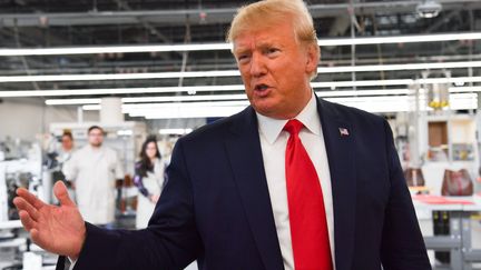 Le président américain Donald Trump inaugure un atelier de production de Louis Vuitton, le 17 octobre 2019. (NICHOLAS KAMM / AFP)