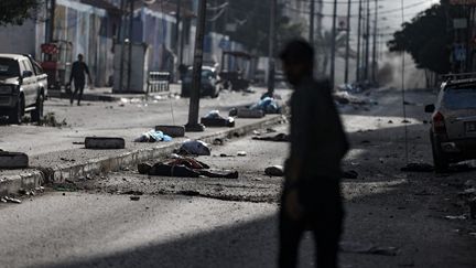 Une rue près de l'hôpital al-Chifa, à Gaza, le 9 novembre 2023. (ALI JADALLAH / ANADOLU)