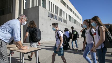 Rentrée de collégiens dans le 12e arrondissement de Marseille, le 22 juin 2020. (SPEICH FRÉDÉRIC / MAXPPP)