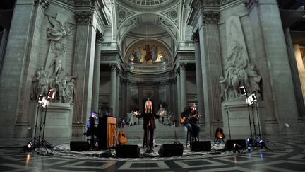 La chanteuse rock Patti Smith se produit lors de l'enregistrement d'un concert dans le cadre de la célébration du 50e anniversaire de la station de radio musicale française FIP au monument du Panthéon à Paris, le 7 octobre 2021. (ALAIN JOCARD / AFP)