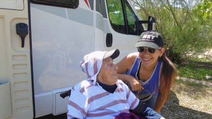 Pendant plus de deux ans, Fiona a voyagé avec sa grand-mère de 101 ans en camping-car. Après la mort de celle-ci, elle raconte ce voyage dans un livre.&nbsp; (FRANCE 2)