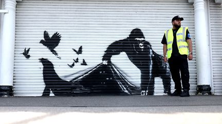 Banksy : un gorille libérateur conclut-il son bestiaire estival dans les rues de Londres ?