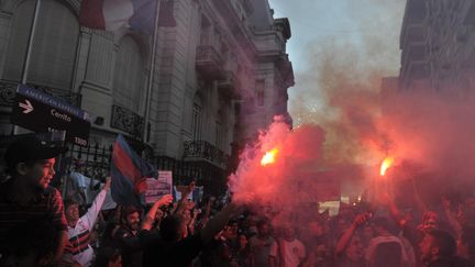 Les supporters de San Lorenzo manifestent devant l'ambassade de France, &agrave; Buenos Aires (Argentine), le 15 d&eacute;cembre 2011.&nbsp; (JUAN MABROMATA / AFP)