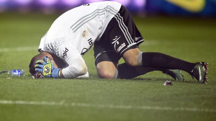 Anthony Lopes, touché par un jet de pétard à Metz (JEAN-CHRISTOPHE VERHAEGEN / AFP)