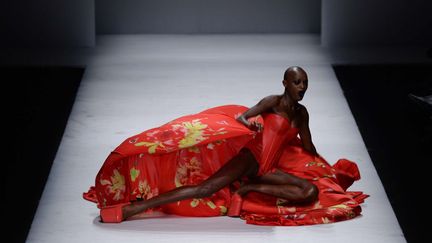 Une mannequin chute lors du d&eacute;fil&eacute;&nbsp;Sheguang Hu &agrave; P&eacute;kin (Chine), le 30 mars 2014. (WEI NI / AFP)