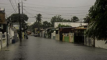 Des rues inondées durant le passage de l'ouragan Fiona, le 18 septembre 2022, à Villa Blanca (Puerto Rico). (JOSE RODRIGUEZ / AFP)