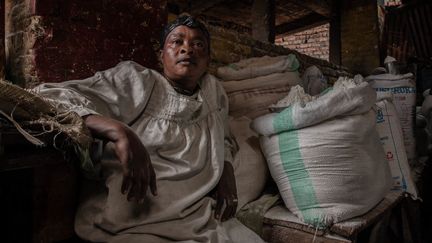 Une vendeuse de produits de première nécessité au marché de Nyawera à Bukavu, dans l'est de la République démocratique du Congo, le 16 mars 2022.&nbsp; (GUERCHOM NDEBO / AFP)