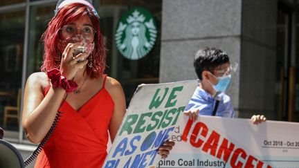 Mitzi Jonelle Tan lors d'une manifestation de Youth for Climate à Manille (Philippines), en mai 2021. (JAM STA ROSA / AFP)