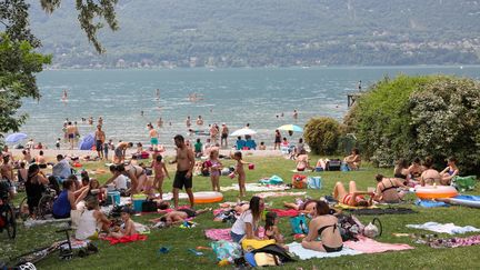 Plage du lac du Bourget prise d'assaut à Entrelacs (Savoie). (SYLVAIN MUSCIO / MAXPPP)