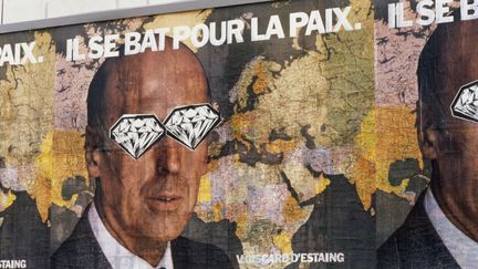 Mars 1981&nbsp;: l’affiche électorale du candidat Valéry Giscard d'Estaing à l’élection présidentielle est détournée, avec des diamants collés sur ses yeux, en référence à l'affaire des diamants de Bokassa. (KEYSTONE-FRANCE / GAMMA-RAPHO VIA GETTY IMAGES)