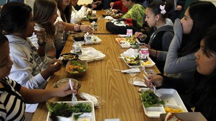 Dans une cantine scolaire à San Diego (Californie) le 7 mars 2011 (REUTERS - Mike Blake)