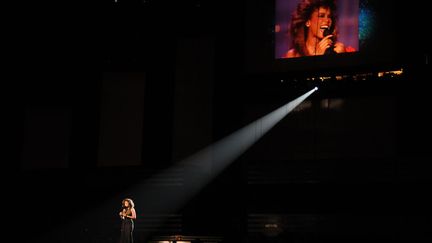 C'est Jennifer Hudson qui s'est livr&eacute;e &agrave; l'exercice difficile de l'interpr&eacute;tation du tube "I will always love you" en hommage &agrave; Whitney Houston d&eacute;c&eacute;d&eacute;e la veille. (ROBYN BECK / AFP)