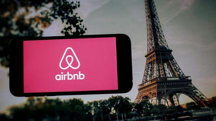 Le logo d'Airbnb avec la tour Eiffel en fond.&nbsp; (MAXPPP)