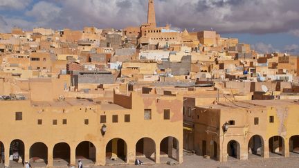 Fondée en 1053, Ghardaïa est la plus grande des cités de la pentapole. La ville prend la forme d’une pyramide, accrochée à une forte butte, au sommet de laquelle trône la mosquée centrale, au minaret si typique. Le réseau des ruelles, circulaire ou radiale, enserre les habitations, construites les unes contre les autres, et les murailles successives dont s’est entourée la ville à différentes époques. Au centre, près de la grande mosquée, se trouve la fameuse «Grotte de Daya». (Michael Runkel / Robert Harding Premium / robertharding )