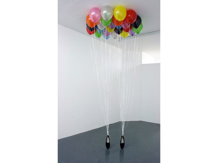 "P.Y.T" de Appau Junior Broakye-Yiadom (2009) Latex balloons, ribbon and penny loafer shoes.
 (Courtesy of the artist)