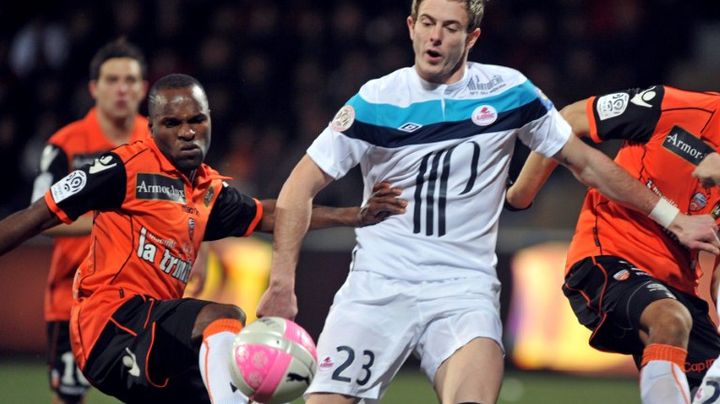 Le Lillois Nolan Roux (au centre) face au Lorientais Innocent Emeghara (&agrave; gauche), le 18 f&eacute;vrier 2012 &agrave; Lorient. (FRANK PERRY / AFP)