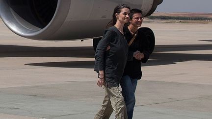 La travailleuse humanitaire espagnole est aidée par un membre de Médecins Sans Frontières, à son arrivée sur la base militaire de Torrejon de Ardoz.
 
Elle a été libérée avec Blanca Thiebaut, une autre membre de MSF, en juillet 2013, après deux ans de captivité au Kenya puis en Somalie.
 
Les deux femmes avaient été enlevées dans le camp de refugiés kenyan de Dadaab.
 
En août, MSF a décidé de quitter la Somalie. (AFP PHOTO/ HO/ Médecins sans frontières)