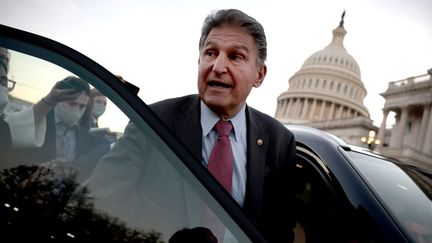 Le sénateur Joe Manchin, le 14 décembre 2021 à Washington (Etats-Unis). (ANNA MONEYMAKER / GETTY IMAGES NORTH AMERICA / AFP)