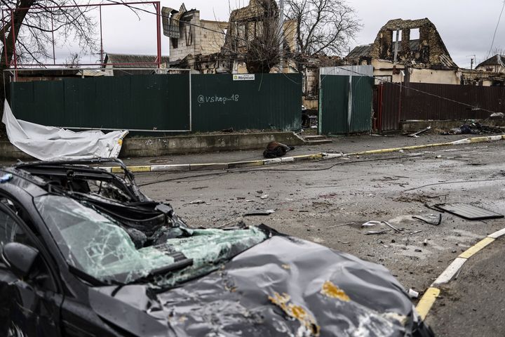 Un cadavre étendu sur un trottoir à Boutcha (Ukraine), le 2 avril 2022. (RONALDO SCHEMIDT / AFP)