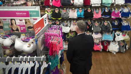 Un membre des services secrets am&eacute;ricains monte la garde pendant le discours du pr&eacute;sident Obama dans un magasin Walmart &agrave; Mountain View (Californie, Etats-UNis), le 9 mai 2014. (BRENDAN SMIALOWSKI / AFP)