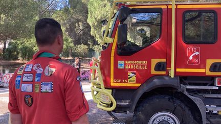 La formation des scouts et guides de France à la surveillance contre les feux de forêts a lieu au camp de Luminy, près de Marseille. (MATHILDE ANSQUER / RADIO FRANCE)