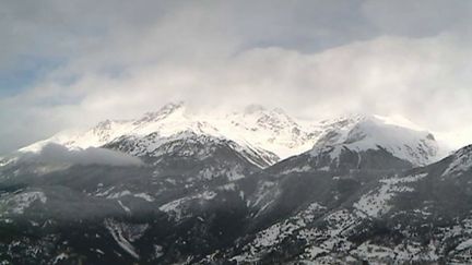 En Savoie, une skieuse de 44 ans est décédée samedi 28 décembre, emportée par une avalanche dans la station de la Norma. Elle skiait dans un secteur hors-piste avec deux autres personnes.