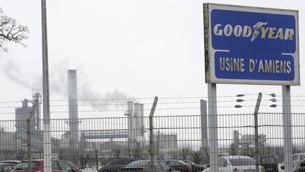 Devant les grilles de l'usine Goodyear d'Amiens (Somme), le 26 janvier 2013. (FRANCOIS LO PRESTI / AFP)