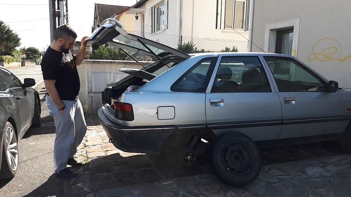 Eric Drouet examine sa voiture, dont deux pneus ont été crevés devant son domicile, le 19 mars 2019 (BENJAMIN ILLY / RADIO FRANCE)